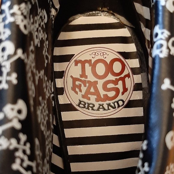 Skull & Cross Bones deisgn fashion boot - Picture 3 of 12